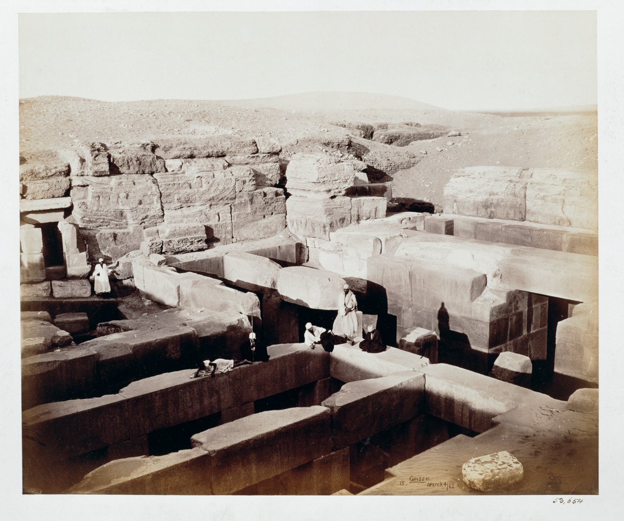 Ein ausgegrabener Tempel am Fuß der Sphinx, Gizeh, Ägypten von Francis Bedford