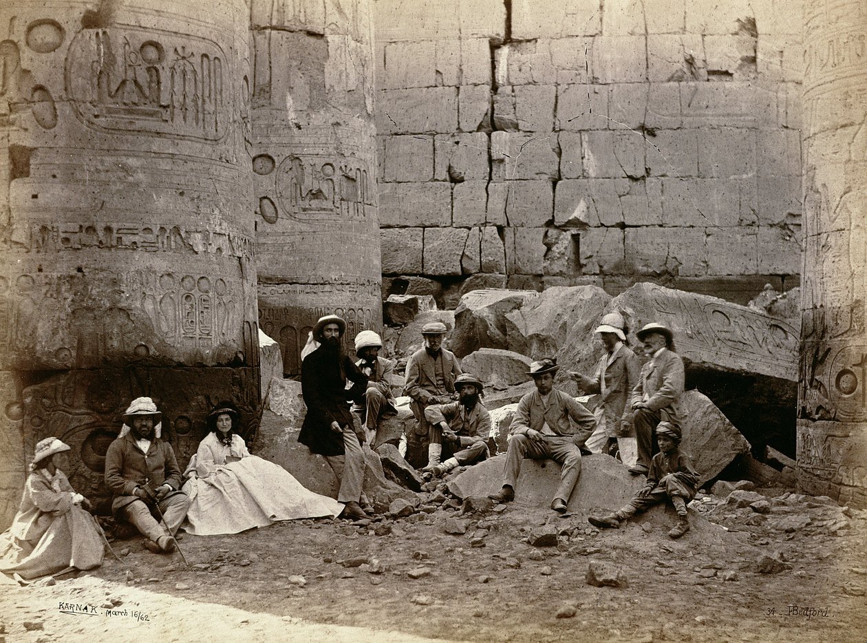 Gruppenfoto in der Säulenhalle, Karnak, Theben, 1862 von Francis Bedford