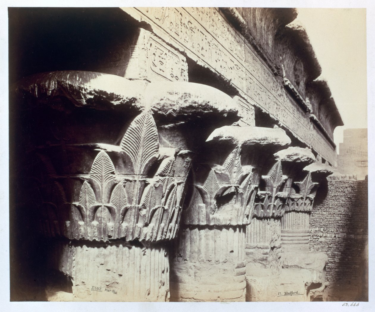 Die Kapitelle des Portikus, Tempel von Khnum, Esna, Ägypten, 1862 von Francis Bedford