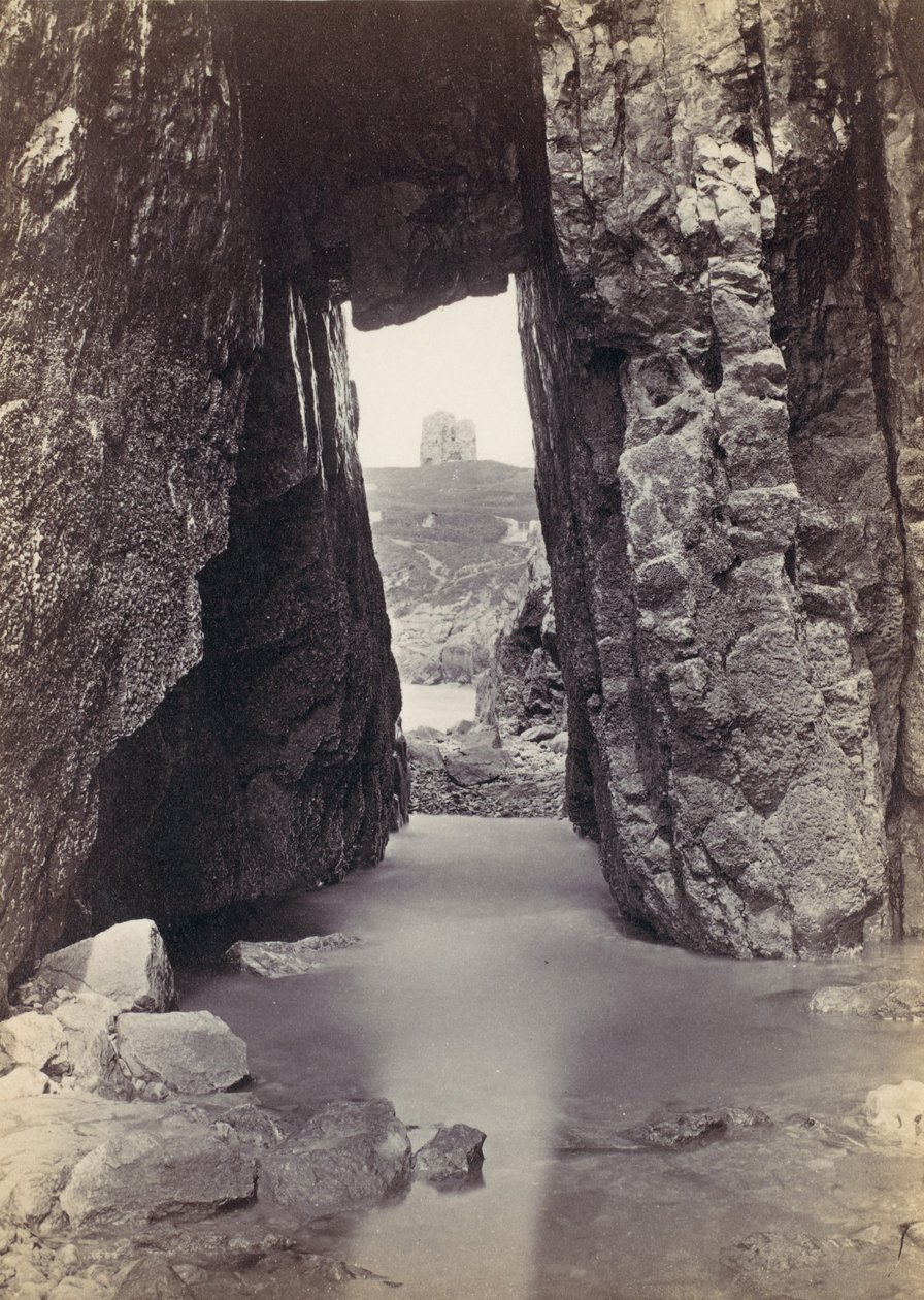 Blick durch Felsen auf einen Turm auf einem Hügel, 1870er Jahre von Francis Bedford