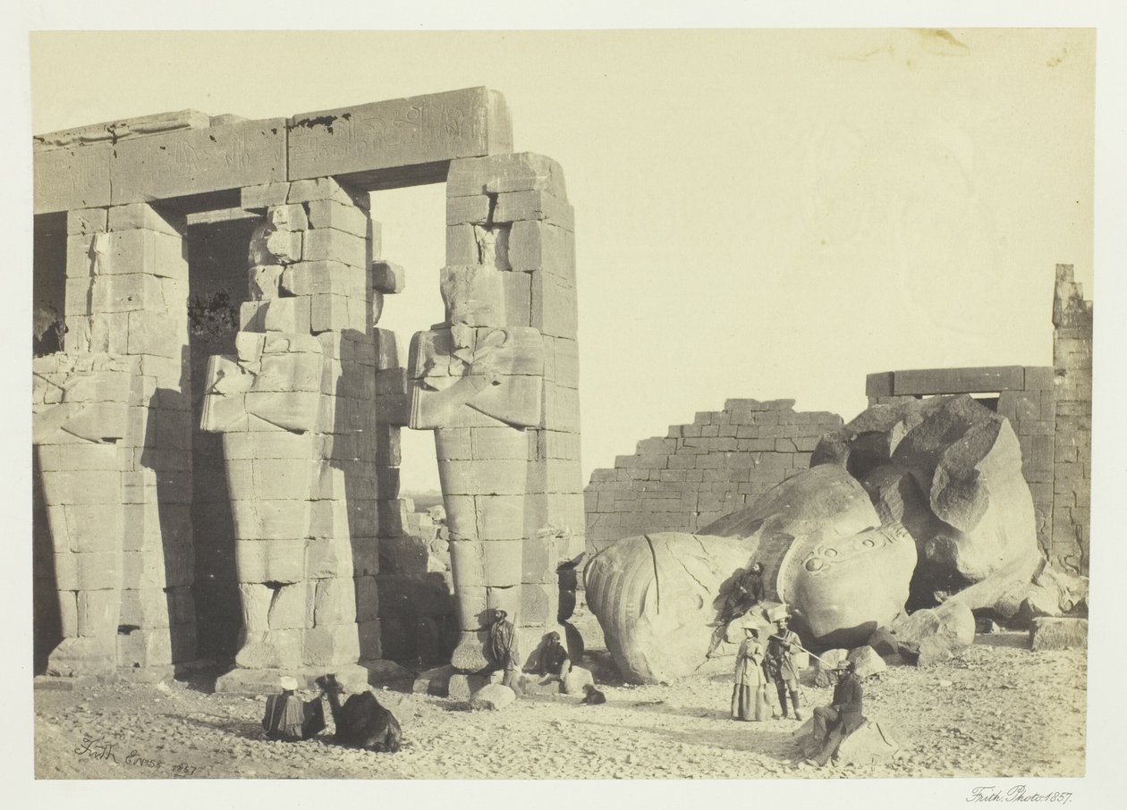 Osiride-Säulen und großer gefallener Koloss im Memnonium, Theben von Francis Frith