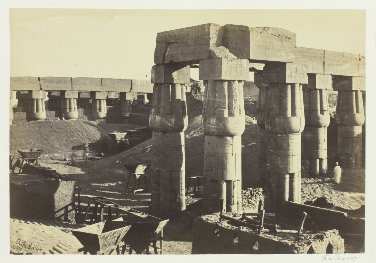 Teil des Großen Tempels (Die Regierungsgebäude), Luxor von Francis Frith