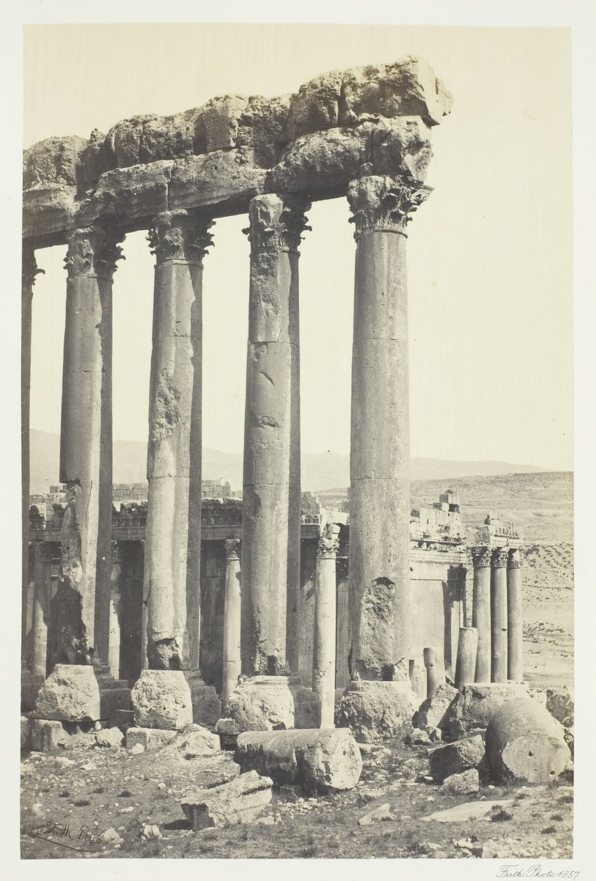 Die großen Säulen und kleinerer Tempel, Baalbek, 1857 von Francis Frith