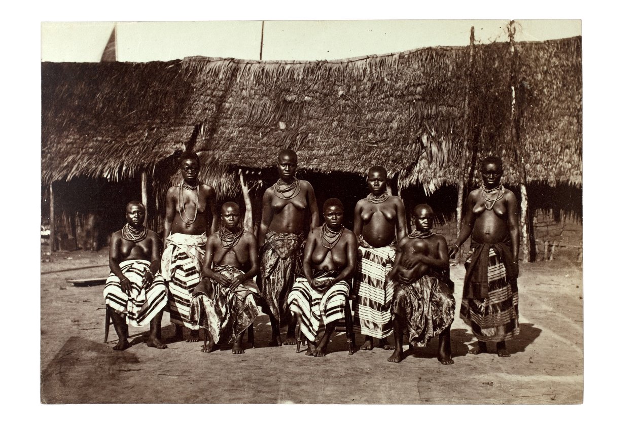 Die Frauen von König George, Opobo, in der Nähe von Calabar, Nigeria, ca. 1870 von Francis W. Joaque