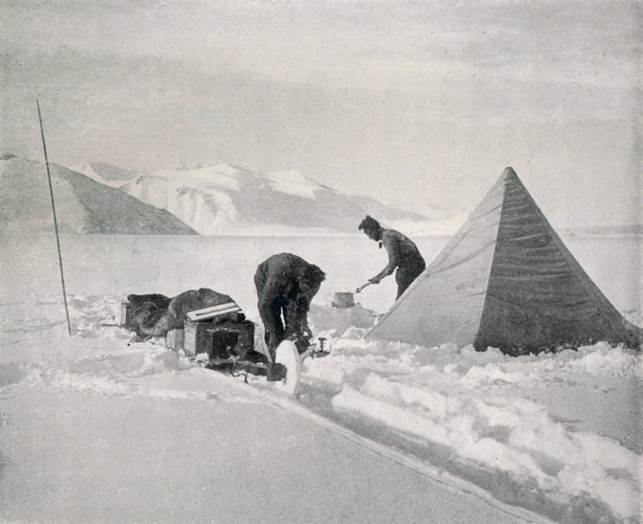 Schweres Schlittenfahren im Neuschnee vor Point Disappointment, Dezember 1911, 1913 von Frank Debenham