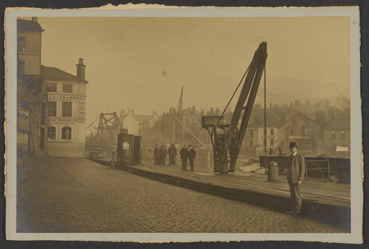 Straße am Wasser von Frank Meadow Sutcliffe