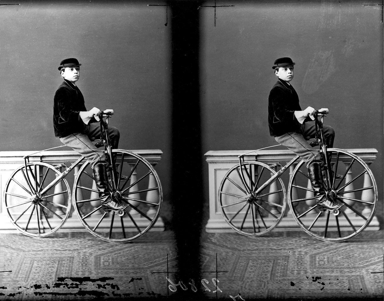 Porträt eines kleinen Jungen auf einem Fahrrad, Florenz, 1875-76 von Fratelli Alinari Fratelli Alinari
