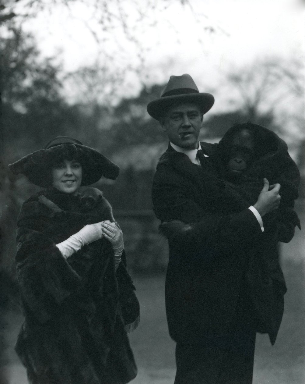 Osa und Martin Johnson mit einem Orang-Utan und Gibbon, London Zoo, Oktober 1920 von Frederick William Bond