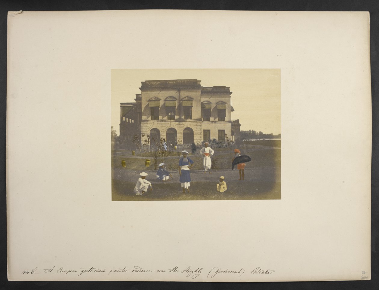 Wohnsitz eines englischen Gentlemans, [Garden Reach,] Kalkutta, ca. 1851-52 (handkoloriertes Foto) von Frederick Fiebig