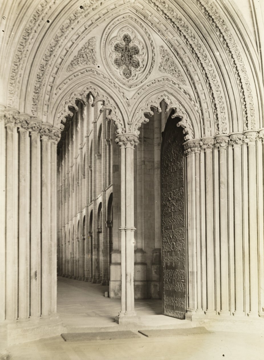 Ely Cathedral: Galilee Porch, Tür zum Kirchenschiff von Frederick H. Evans