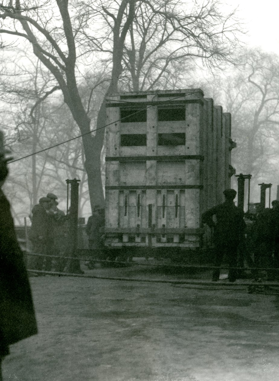 Transport einer weiblichen asiatischen Elefantenkuh Lukhi in einer Holzkiste, Londoner Zoo, 1923 von Frederick William Bond