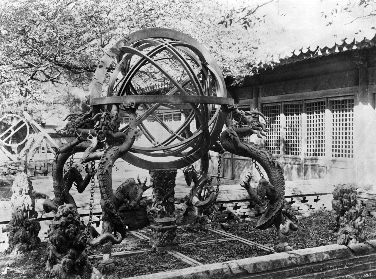 Astronomische Instrumente am Kaiserlichen Observatorium, Peking, China, ca. 1900 von French Photographer