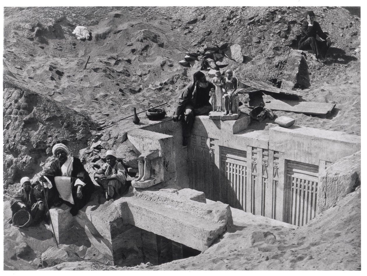 Auguste Mariette (1821-81) sitzend auf einer Mastaba während der Ausgrabungen in Saqqara, aus Voyage dans la Haute Égypte, veröffentlicht 1878 von French Photographer