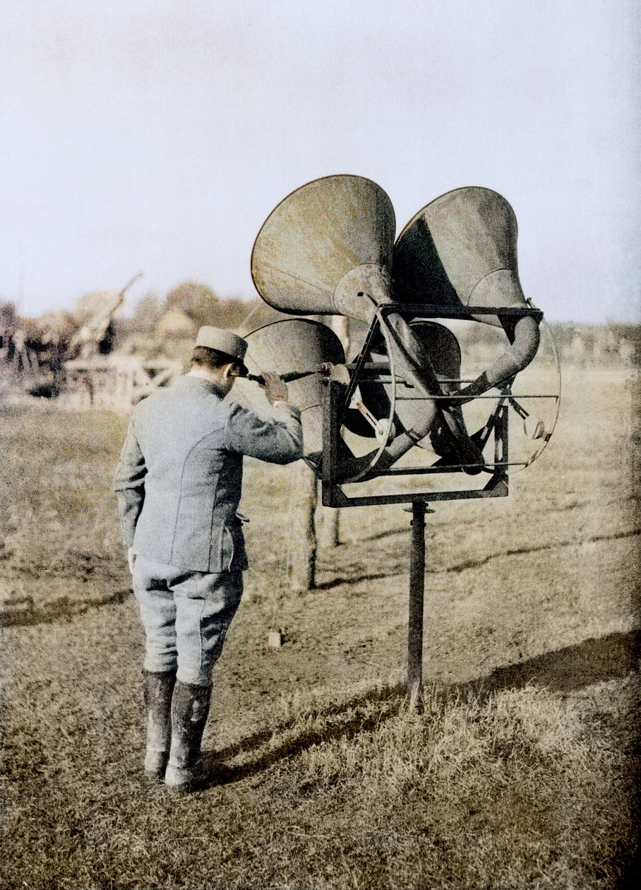 Französischer Soldat mit einem akustischen Abhörgerät zur Flugzeugortung, in Vorbereitung auf Flugabwehrartillerie, Frankreich, ca. 1916-18 von French Photographer