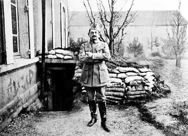 General Charles Marie Emmanuel Mangin (1866-1925) vor seinem Posten, 1916 von French Photographer