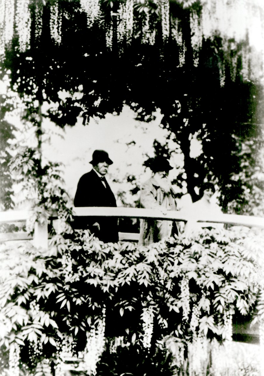 Georges Clemenceau (1841-1929), Claude Monet (1841-1926) und Alice Butler (1894-1949) auf der japanischen Brücke im Monets Garten, Giverny, 1921 von French Photographer