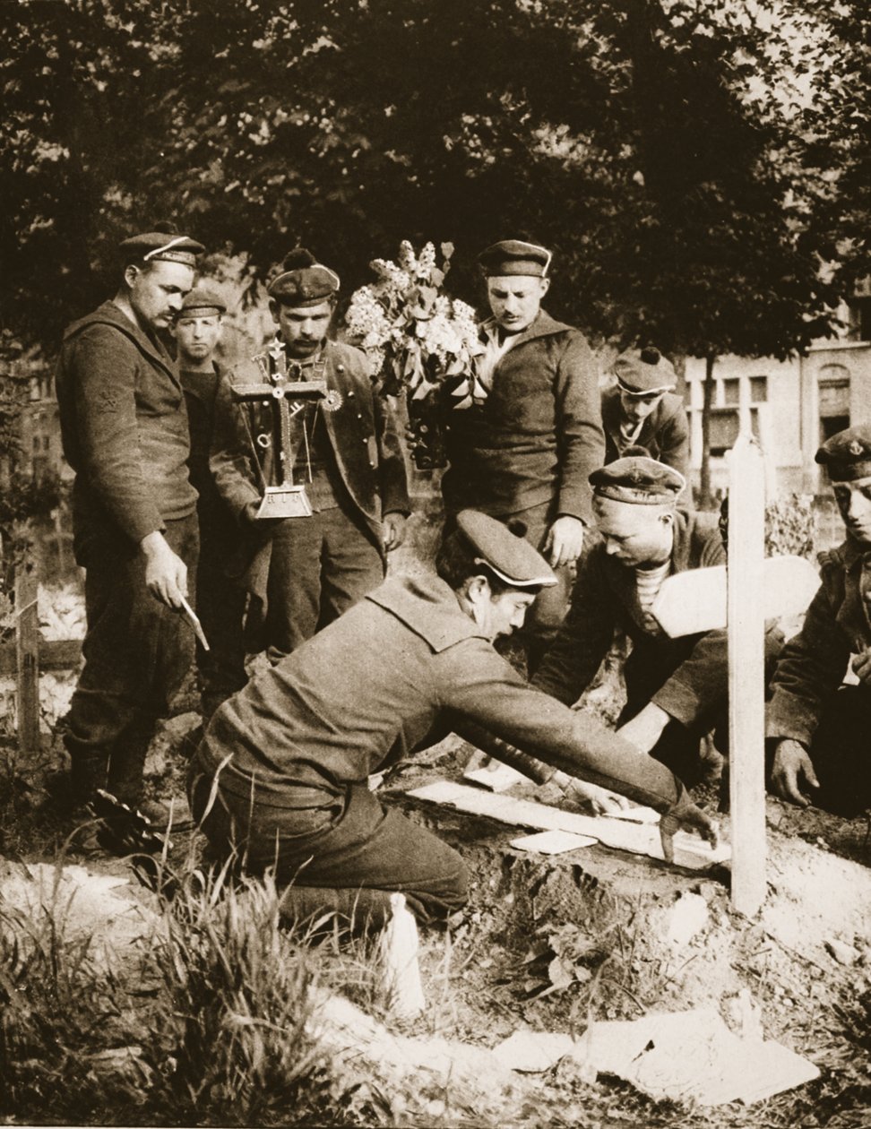 Marineinfanteristen schmücken ein Grab auf dem Friedhof von Nieuport, 1915 von French Photographer