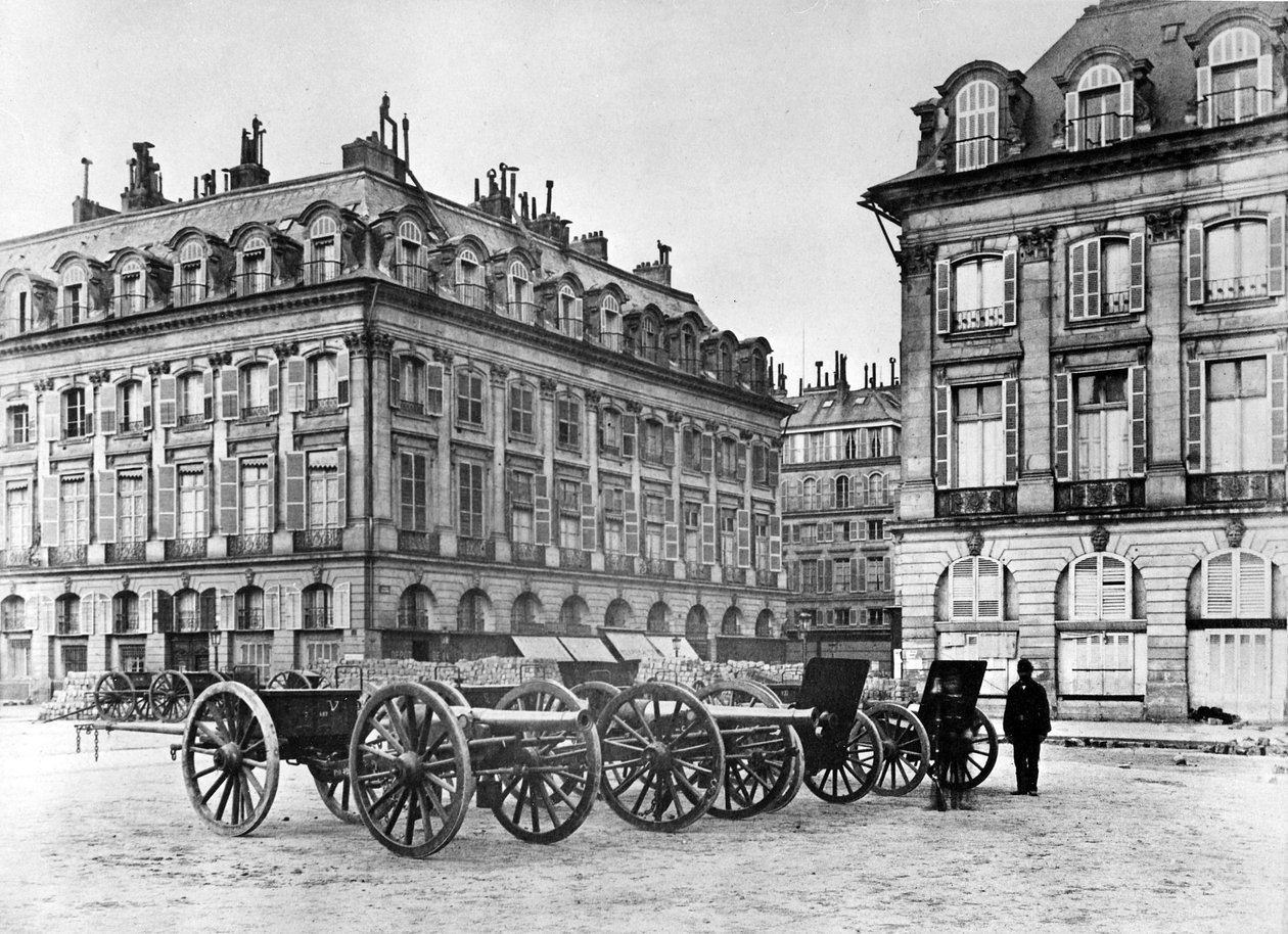 Pariser Straße mit Barrikade und Kanonen, 1870 von French Photographer