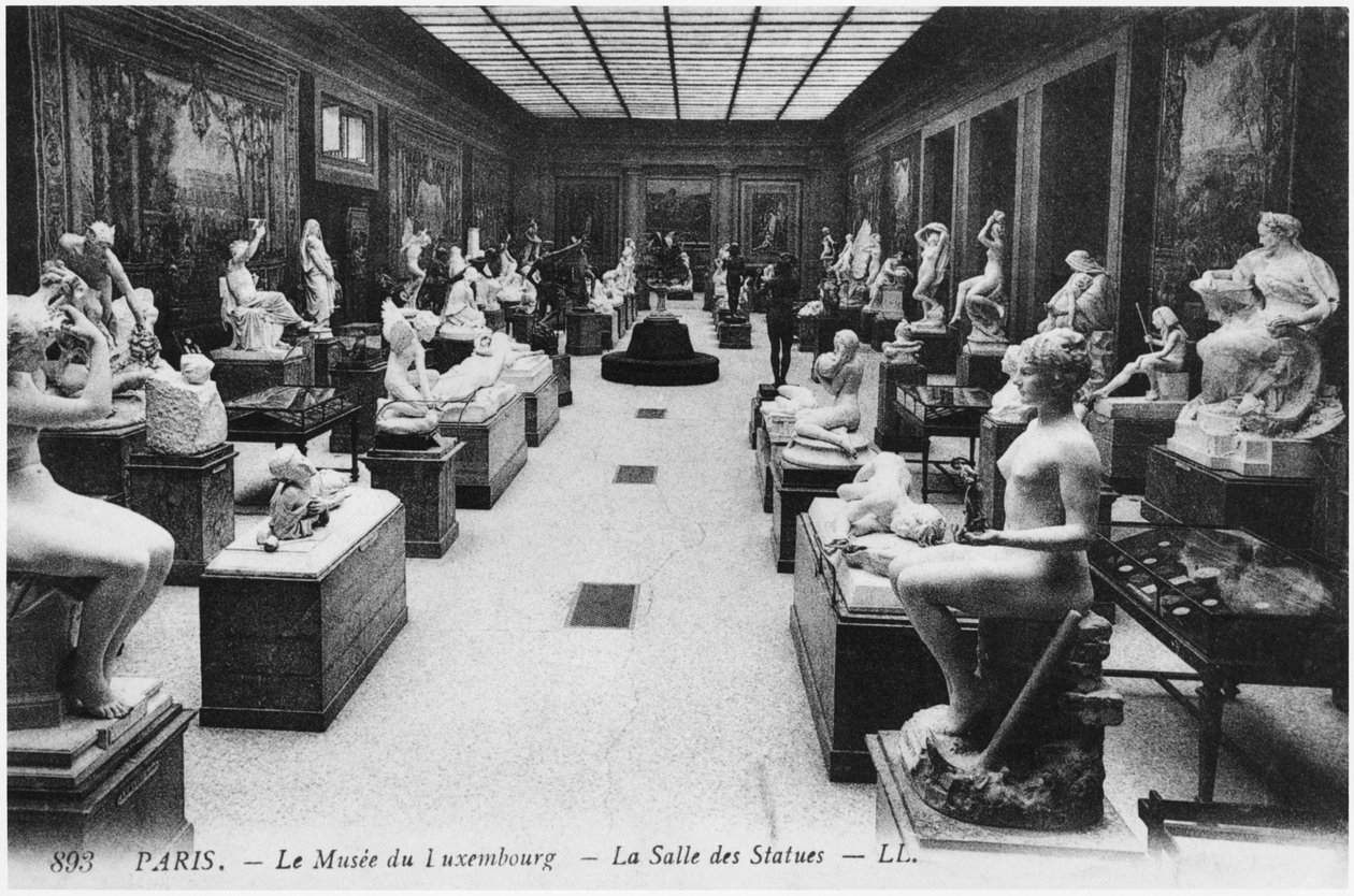 Postkarte, die den Raum der Statuen im Musée du Luxembourg, Paris, um 1910 darstellt von French Photographer