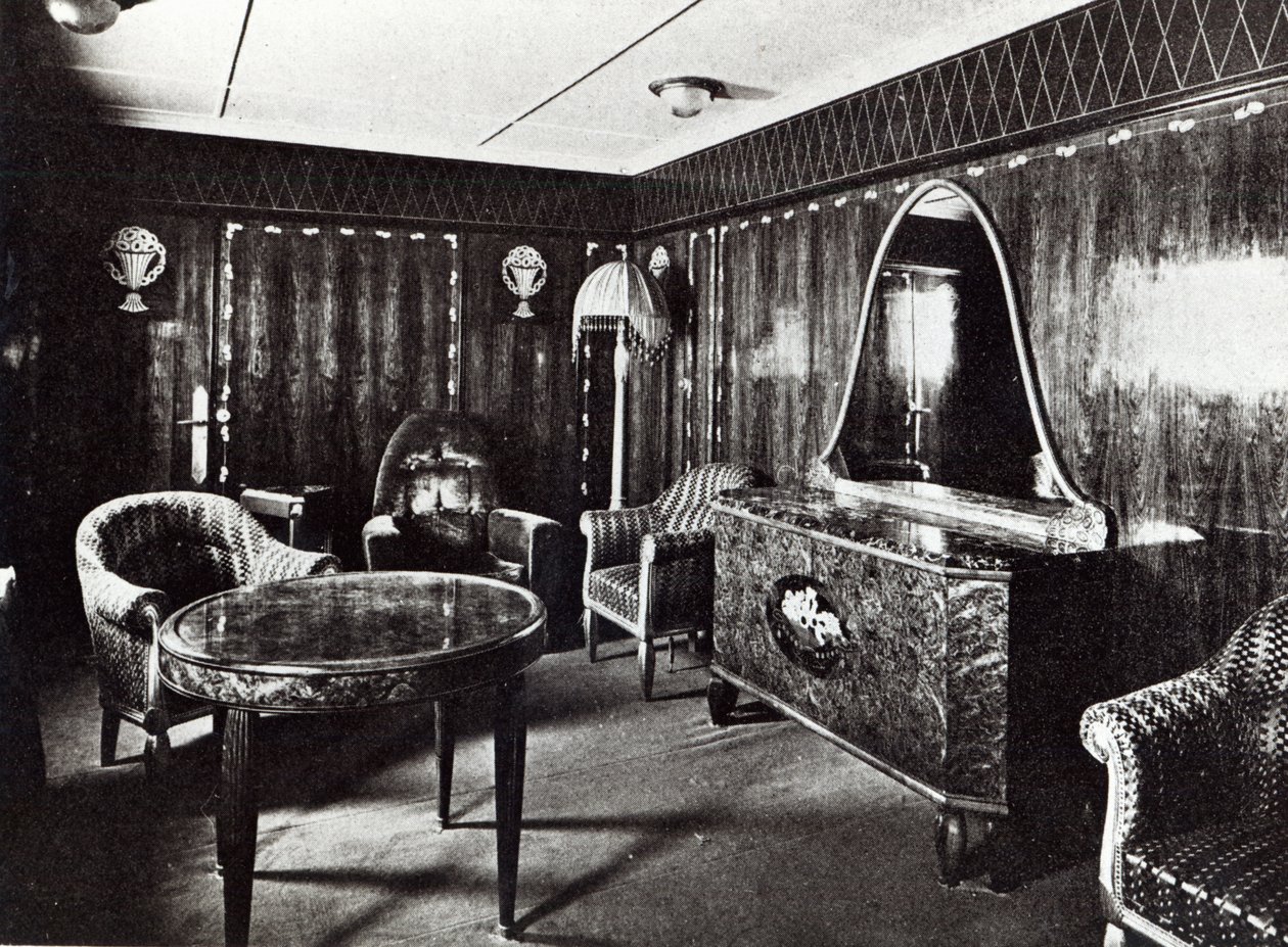 Salon eines Luxusapartments im Ozeandampfer Paris, Juli 1921 von French Photographer