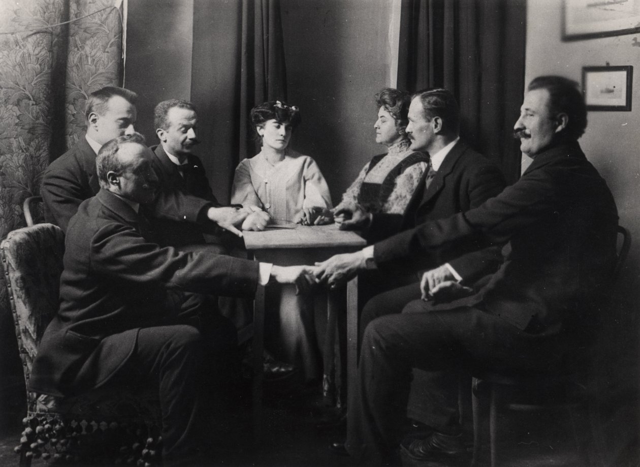 Spiritistische Séance, aus Fotografie di Fantasmi von E. Imoda, 1912 von French Photographer