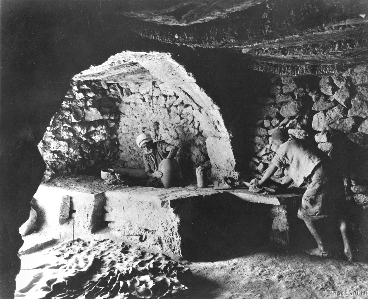 Tunesischer Töpfer, Insel Djerba, um 1900 von French Photographer