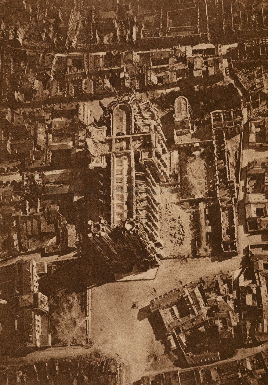 Luftaufnahme der Kathedrale von Reims, Erster Weltkrieg (s/w Foto) von French Photographer