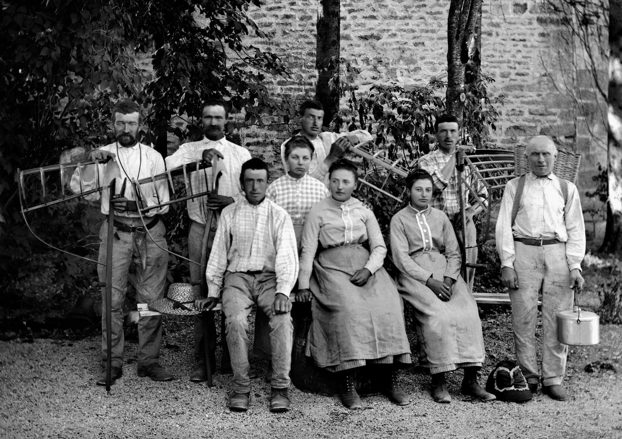 Landarbeiter und ihre Werkzeuge, Sense, Rechen, Flechtkorb und Behälter für die Sammlung, auf einem Bauernhof in der Nähe von Bourmont in Haute-Marne (Haute Marne), um 1890. Fotografie. Ducos Sammlung. von French Photographer