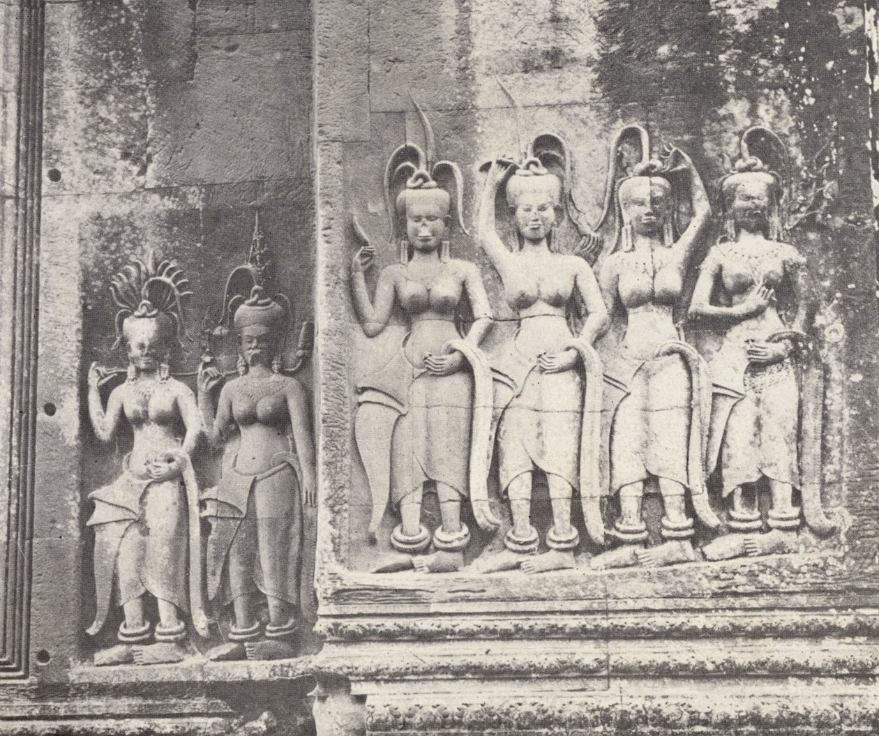 Apsara-Schnitzereien in Angkor Wat, Kambodscha (s/w Foto) von French Photographer