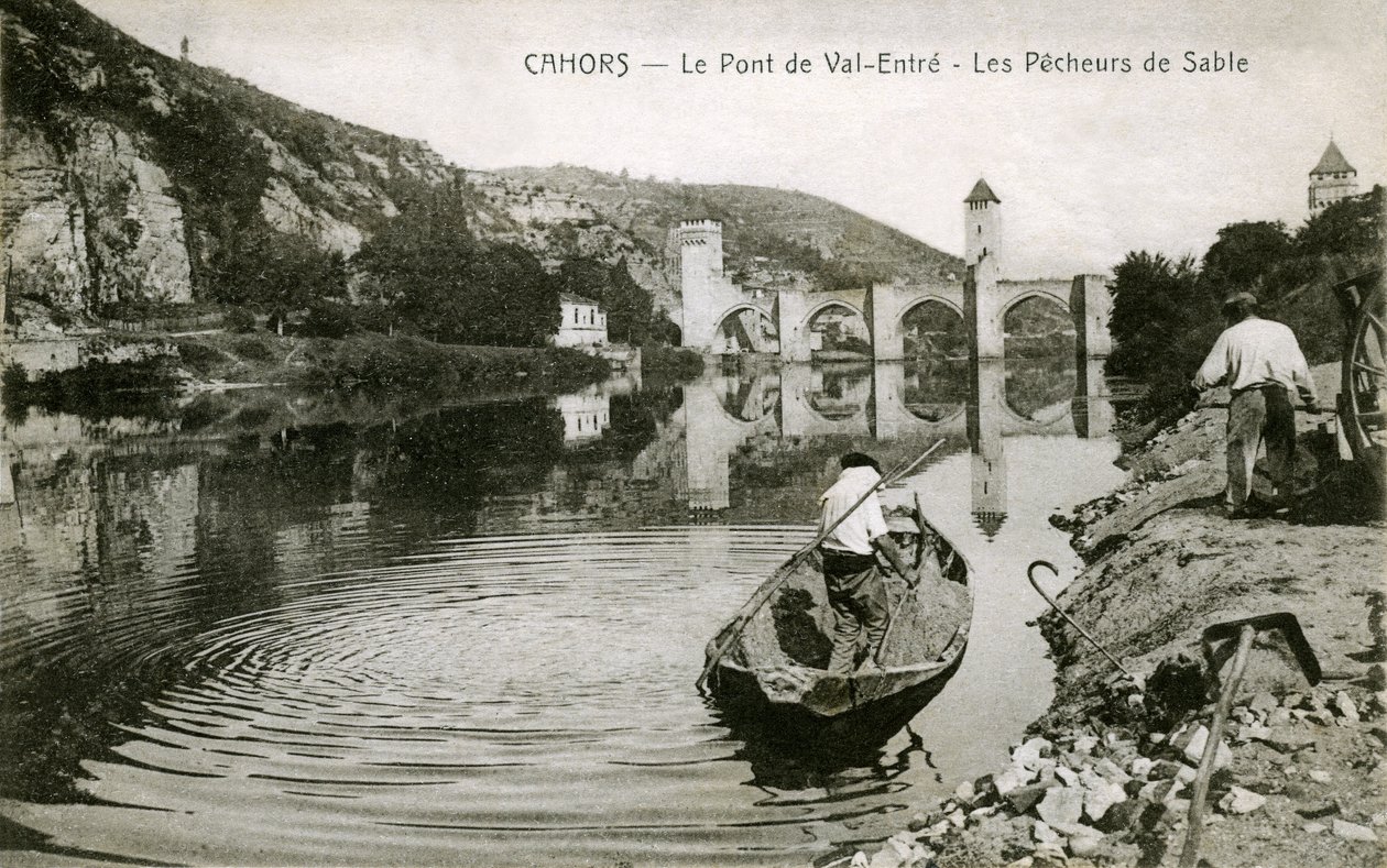 Cahors zu Beginn des 20. Jahrhunderts: Sandfischer und ihr Boot auf dem Lot, Brücke von Val-entre (Valentre) von French Photographer
