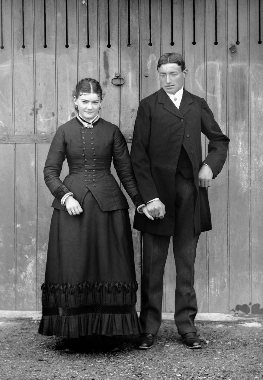 Paar am Sonntag zur Feier der Erstkommunion ihres Sohnes, in der Nähe von Bourmont in Haute-Marne, um 1880. Ducos-Sammlung. von French Photographer