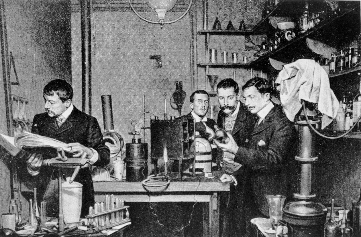 Direktoren der Gesellschaft für Alchemie und Astrologie von Frankreich in ihrem Labor, 1903 von French Photographer
