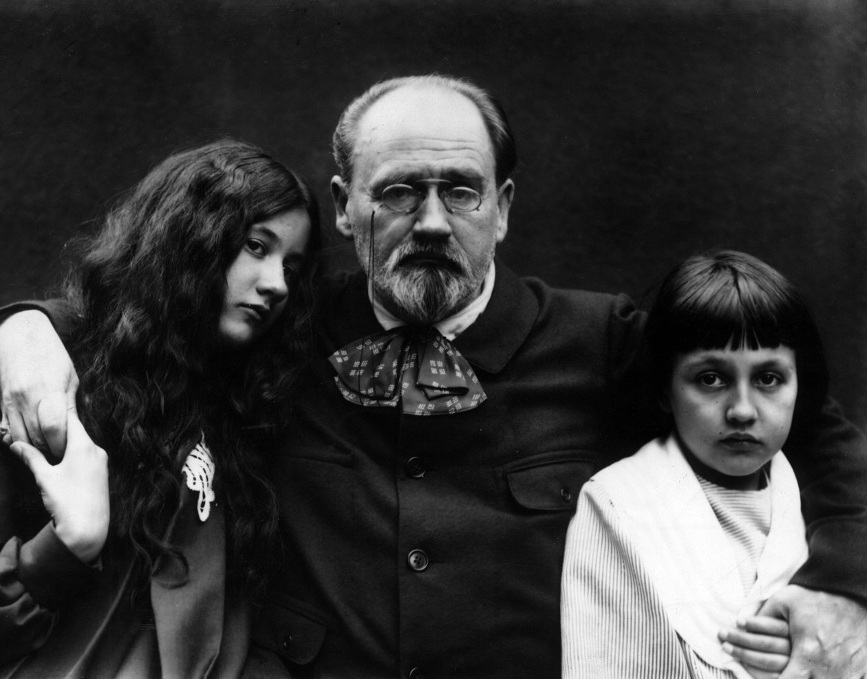 Emile Zola (1840-1902), Schriftsteller und französischer Journalist, im Garten von Verneuil-sur-Seine (Yvelines) mit seinen Kindern Denise und Jacques von French Photographer