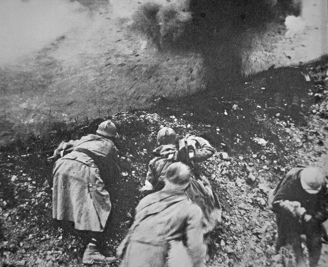Französische Infanterie unter Beschuss durch deutsche Artillerie während der Schlacht von Verdun von French Photographer