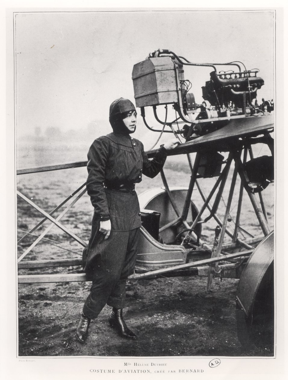 Helene Dutrieu (1877-1961) neben einem Flugzeug, vor 1914 von French Photographer