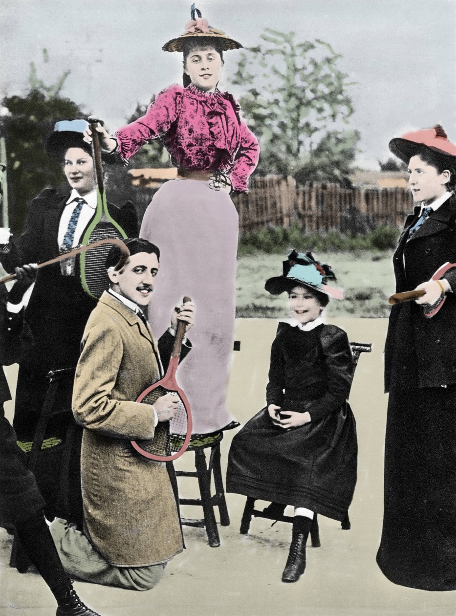 Marcel Proust, französischer Schriftsteller, inmitten einer Gruppe junger Frauen, die auf einem Tennisschläger Gitarre spielen, am Tennisboulevard Bineau in Paris, 1892 von French Photographer