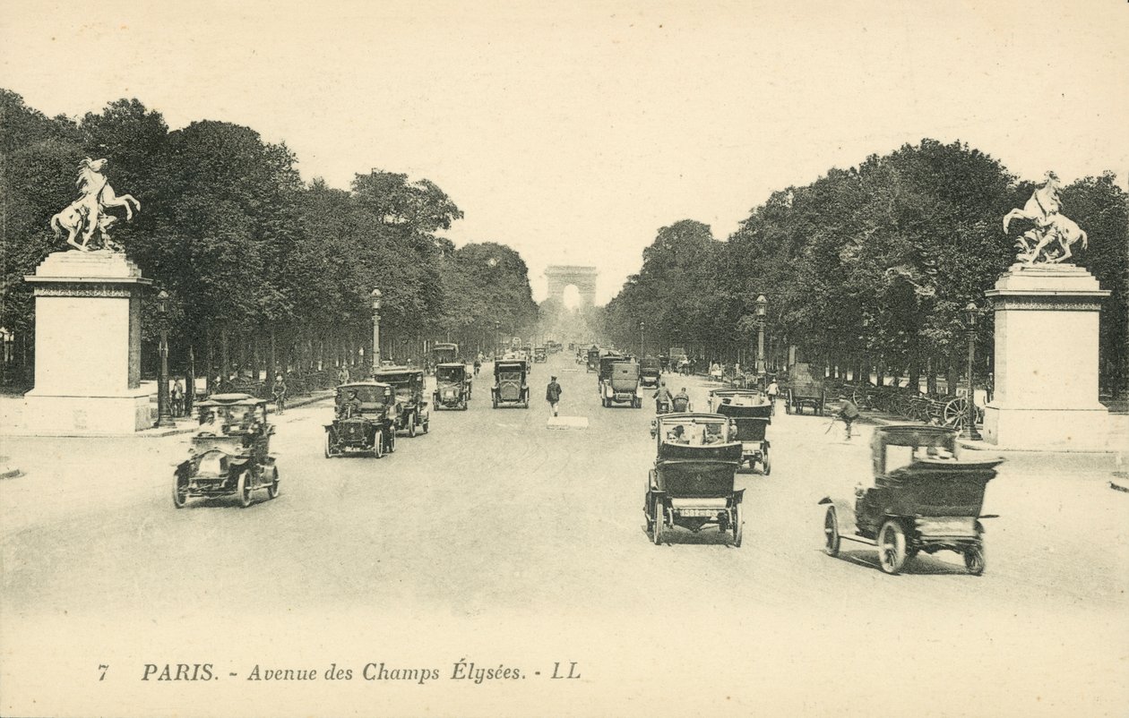 Paris, Avenue des Champs-Élysées von French Photographer