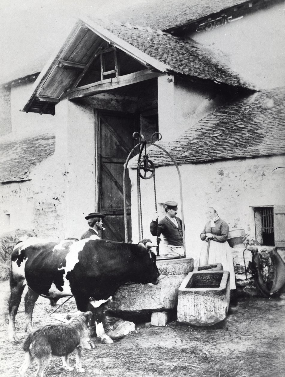 Bauern um einen Brunnen auf einem Bauernhof, ca. 1860-70 von French Photographer