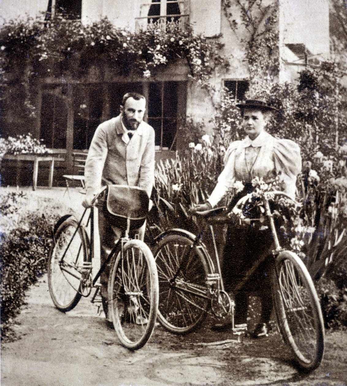 Pierre und Marie Curie in ihrem Garten 1895 von French Photographer