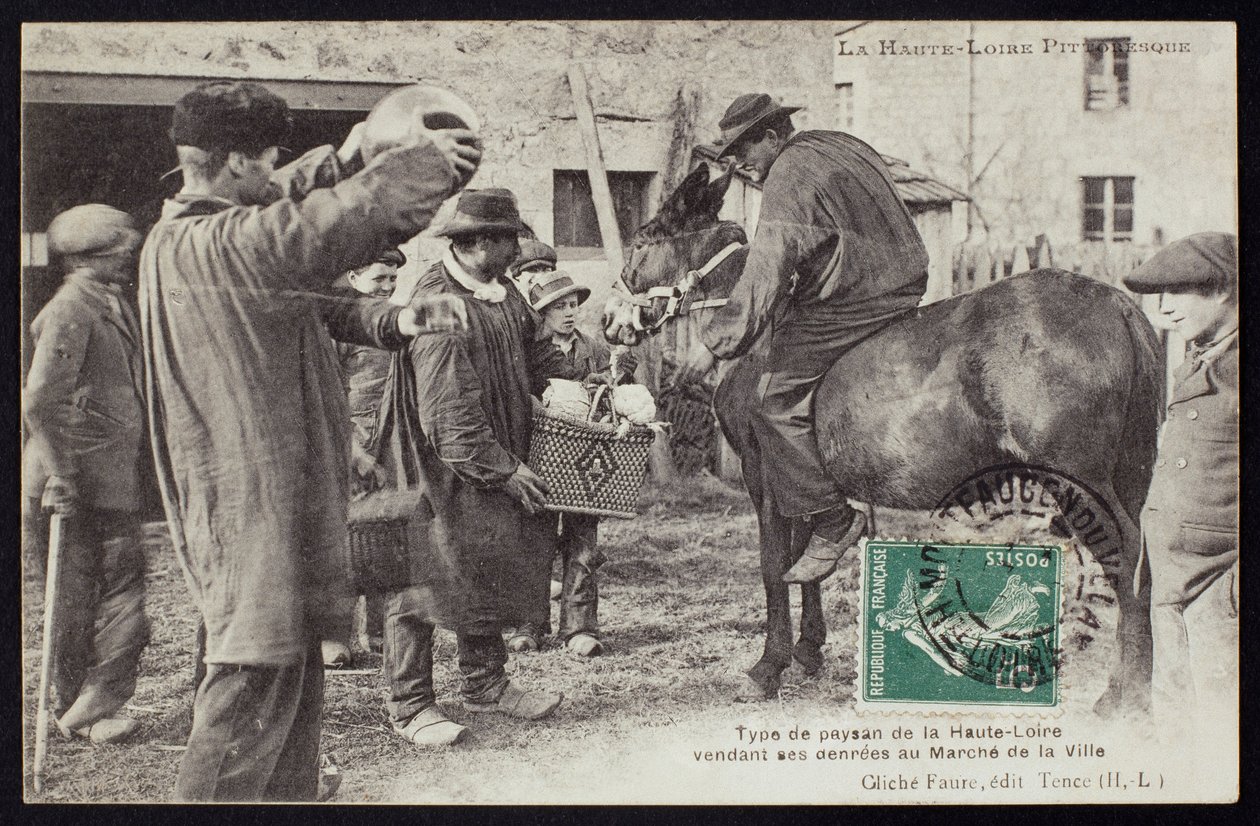 Postkarte, die einen Bauern in der Haute-Loire, der Lebensmittel auf dem Markt verkauft, um 1900 darstellt von French Photographer