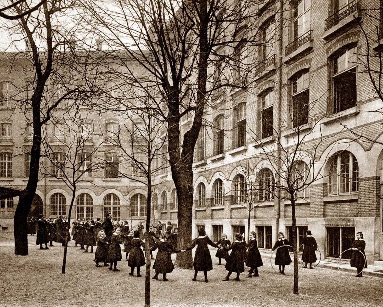Freizeitplatz der Schule von Madame de Saisseval (Carcado - Saisseval) in Paris Ende des 19. Jahrhunderts, vor 1900 von French Photographer
