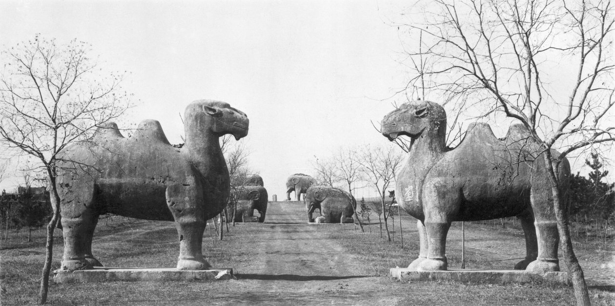 Heiliger Weg zum Grab des Ming-Kaisers Hongwu (1327-98) in Nanjing, China von French Photographer