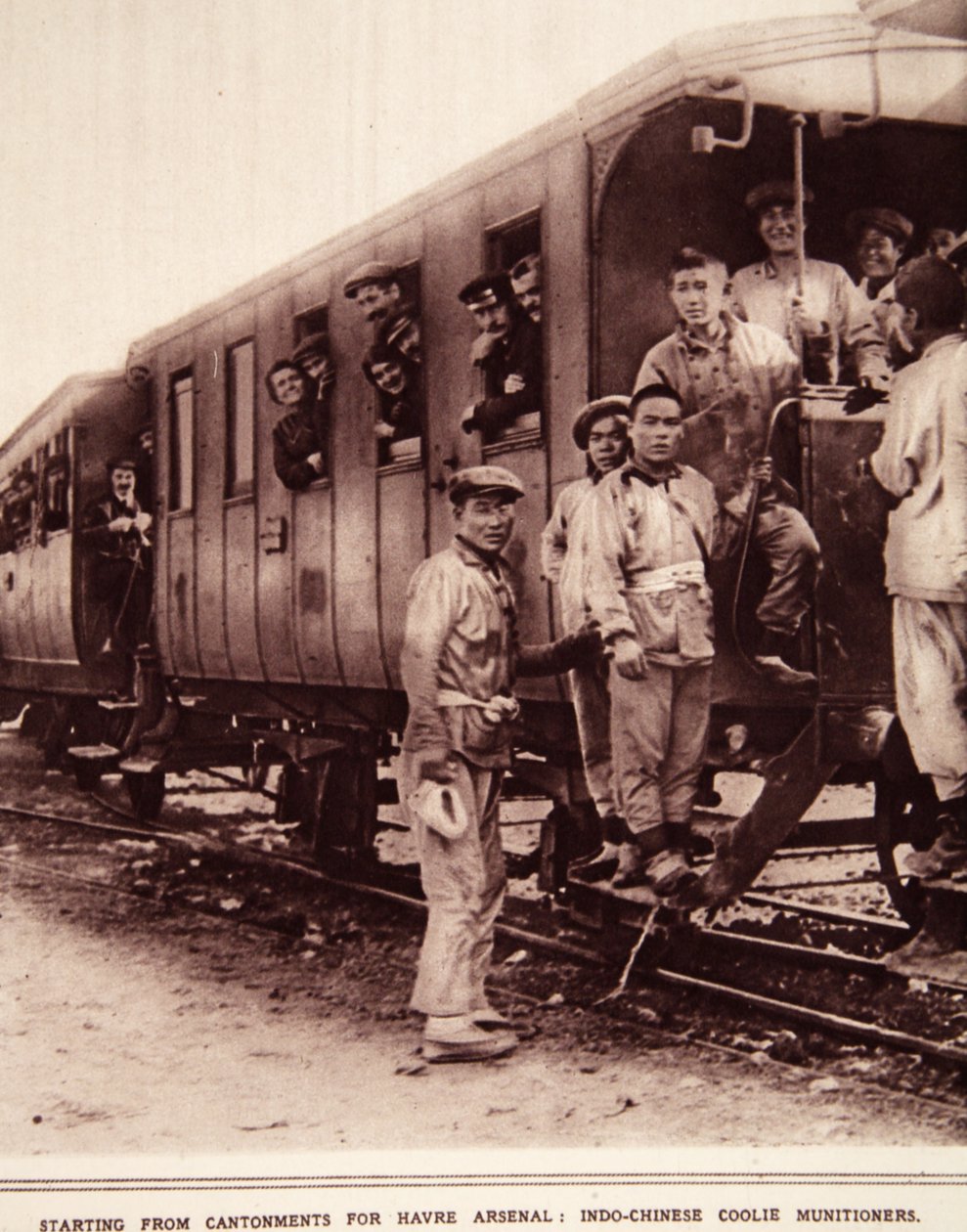 Abfahrt von Kantonen zum Arsenal von Havre: indo-chinesische Kulis als Munitionsarbeiter, Illustration aus The Illustrated War News, September 1916 von French Photographer