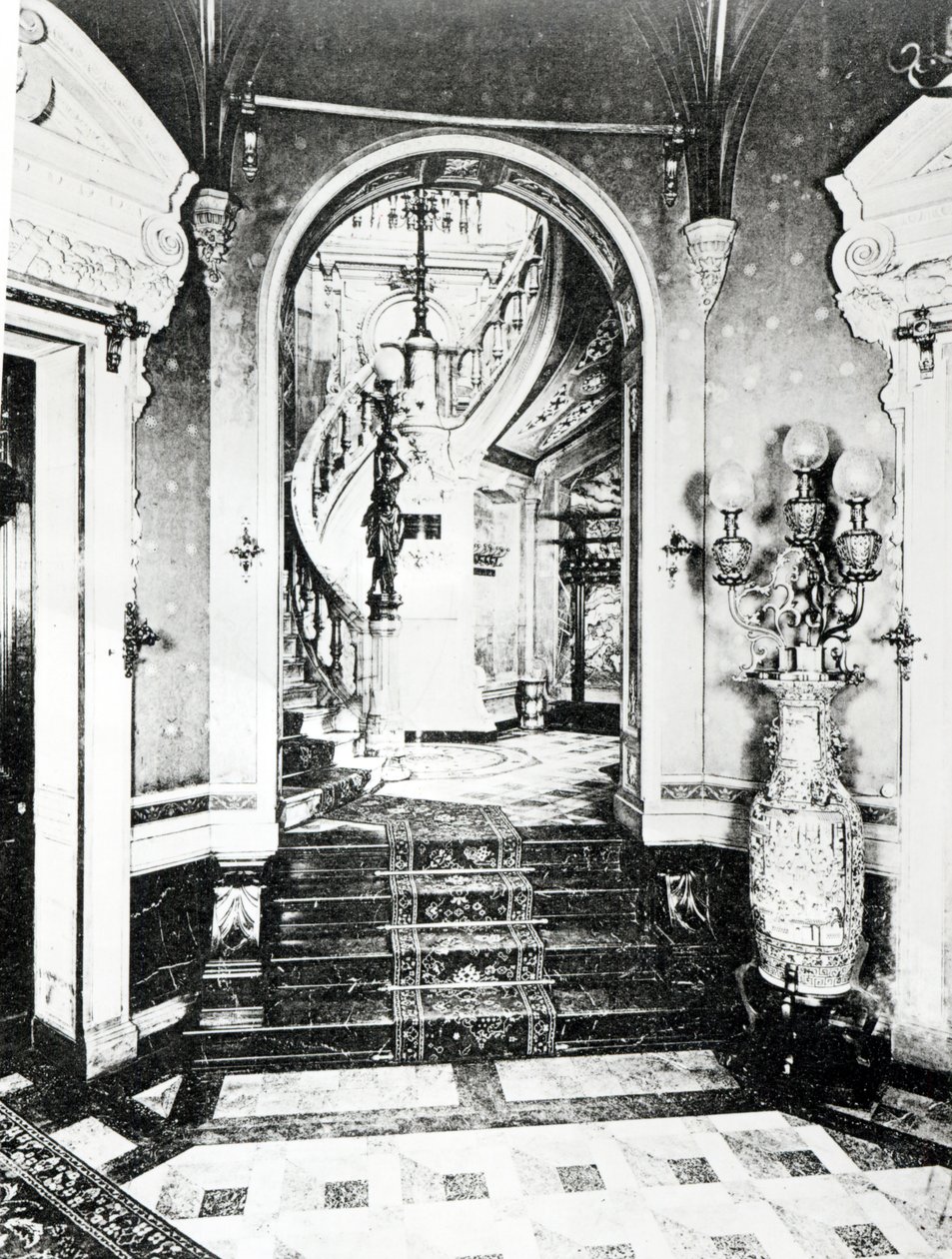 Das Vestibül und die Onyx-Treppe im Hotel de Paiva von French Photographer