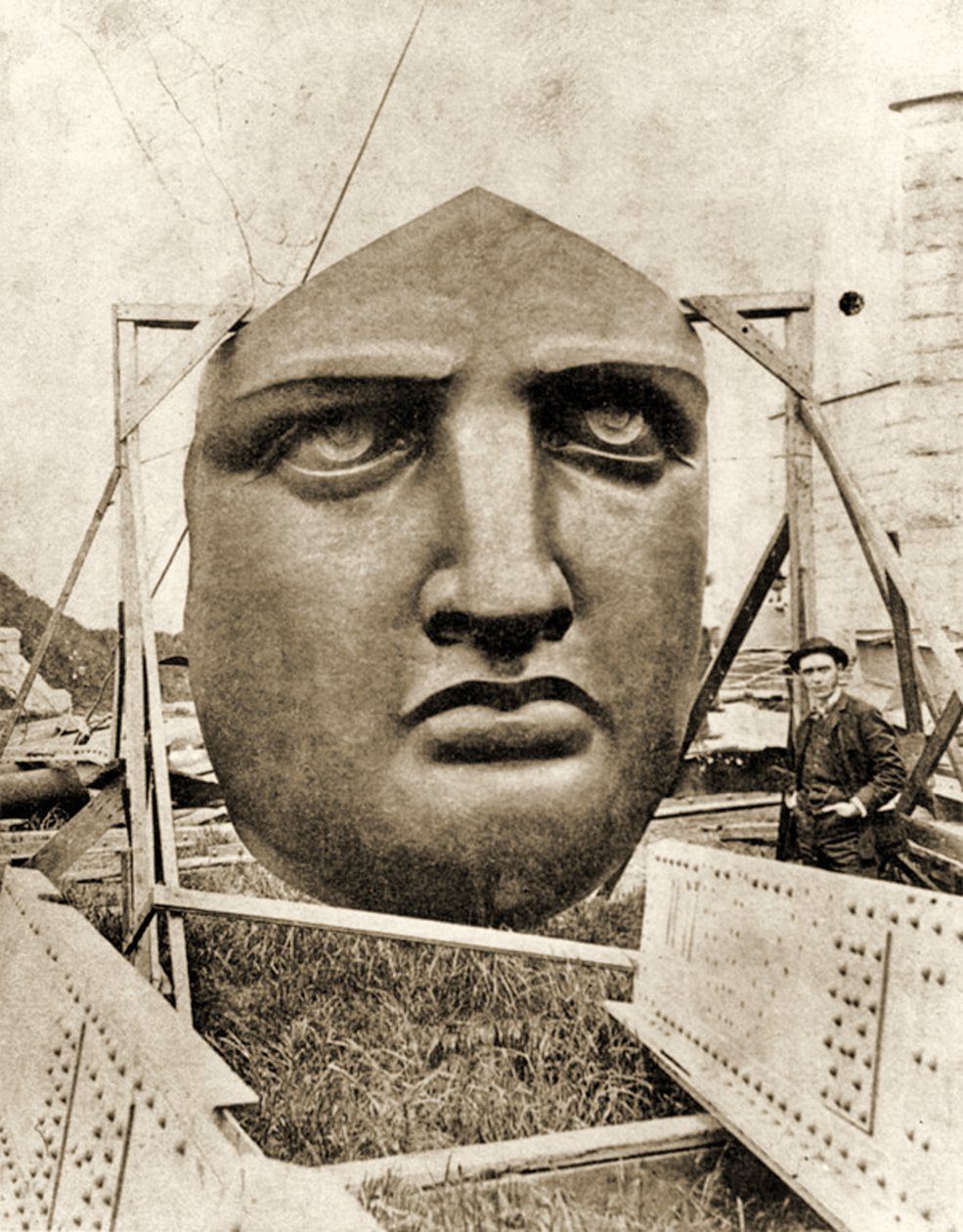 Der Bau der Freiheitsstatue, Detail des Gesichts, um 1876 von French Photographer