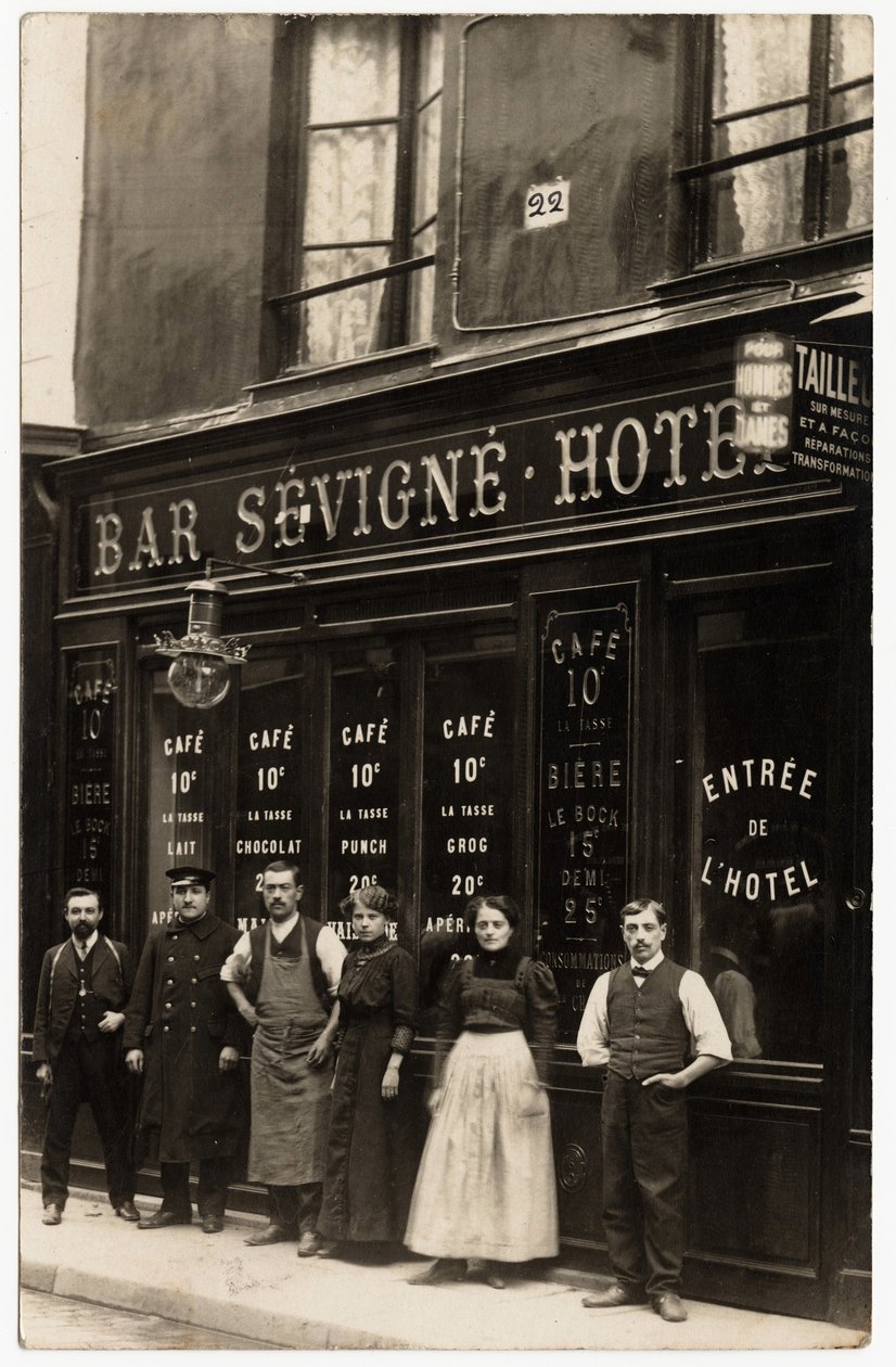 Die Front des Wein- und Hoteldebets, betrieben von M. Vaissade, in der Rue de Sevigne 22, Paris. Postkarte Anfang des 20. Jahrhunderts von French Photographer