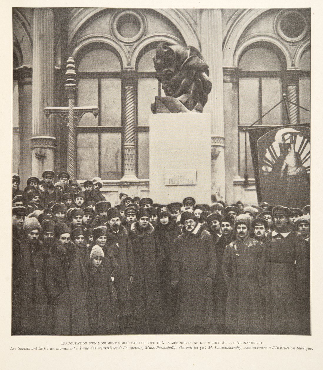 Enthüllung eines Denkmals, das von den Sowjets zum Gedenken an einen der Mörder von Alexander II. errichtet wurde, aus Histoire des Soviets, veröffentlicht 1922 von French Photographer