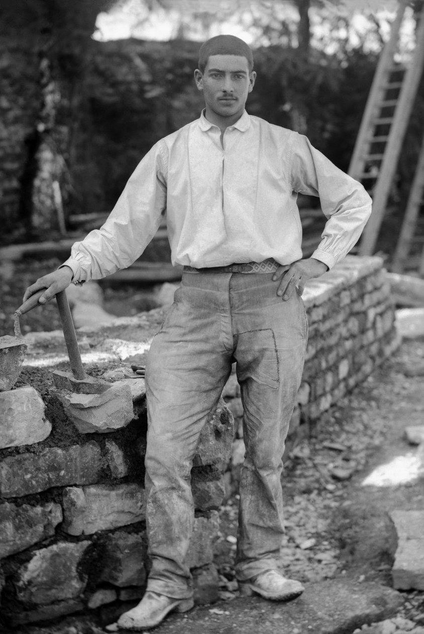 Junger Mann, beschäftigt bei der Restaurierung der Abtei von Septfontaines, nahe Bourmont in Haute-Marne, um 1880. Fotografie. Ducos Sammlung von French Photographer
