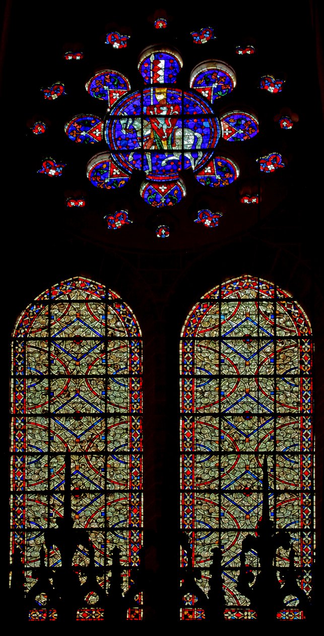 Ein De Montfort Ritter in der Rosette über zwei Grisaille-Fenstern von French School