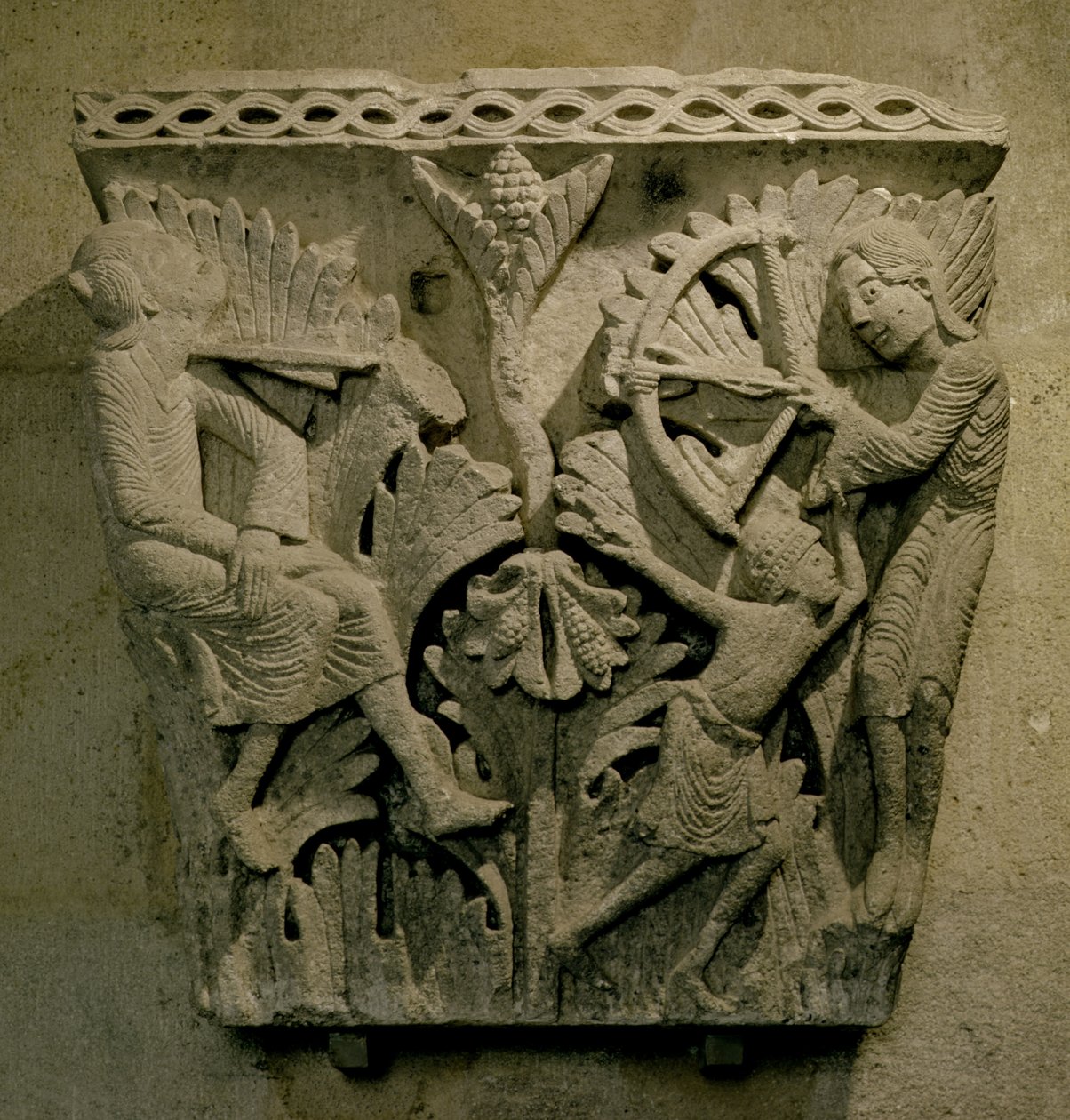 Kapitel, das einen Mann zeigt, der einem anderen einen Pfeil in den Hals schießt, ca. 1125-30 (Kalkstein) von French School